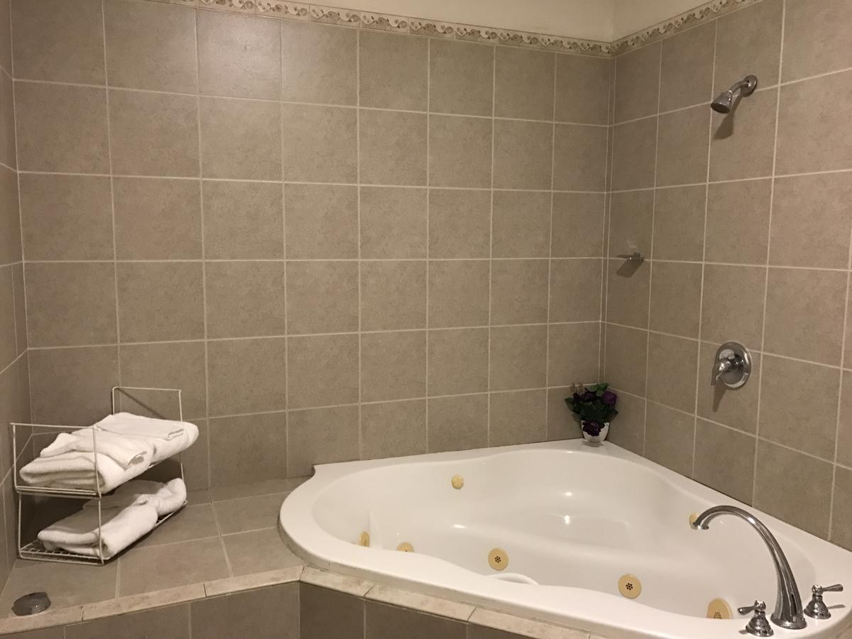 Waterbury Big Apple Motel Екстериор снимка