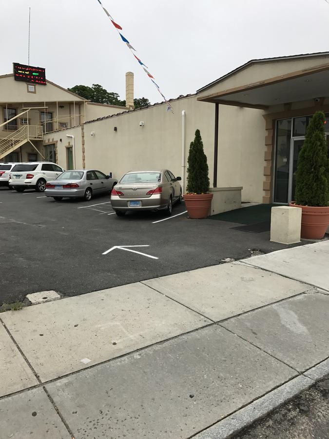 Waterbury Big Apple Motel Екстериор снимка